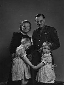 Juliana en Bernhard met Beatrix en Irene