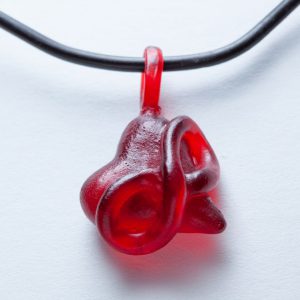 Polyamorie hangertje rood epoxy
