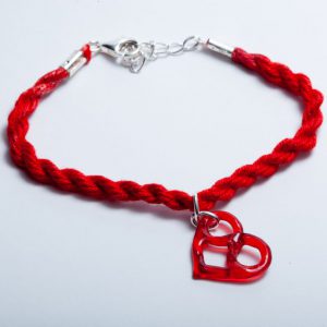 Armband met rood epoxy hart en oneindigheidsteken