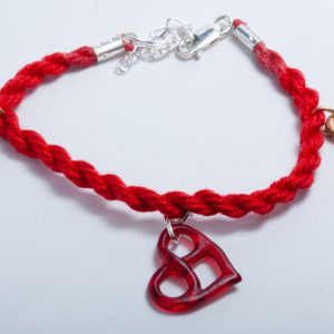 Armband met rood epoxy hart en 2 bronzen oneindigheidstekens