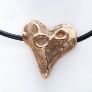 Hanger met bronzen hart met lijnenspel en oneindigheidsteken