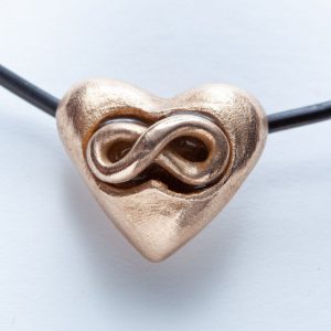 Polyamorie hanger brons met drijvend oneindigheidsteken