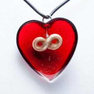 Hanger van rood epoxy hart met bronzen oneindigheidsteken