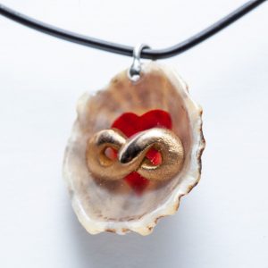 Polyamorie hanger schelp met hart en oneindigheidsteken